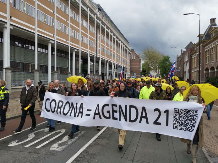 Coronademonstranten hielden vanmiddag een ongeplande protestmars om het centrum van Apeldoorn.