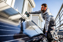 Steeds meer mensen plaatsen zonnepanelen op de daken van hun huizen.