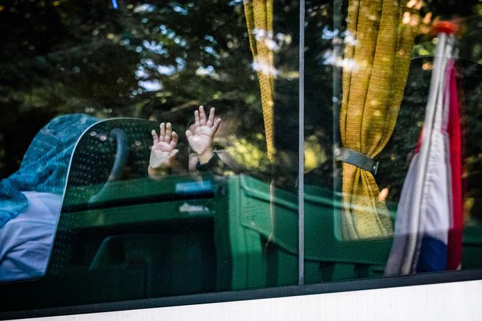 Afghaanse vluchtelingen komen aan op Heumensoord. Het tijdelijke paviljoen blijkt broodnodig nu er elders geen opvangplekken zijn.