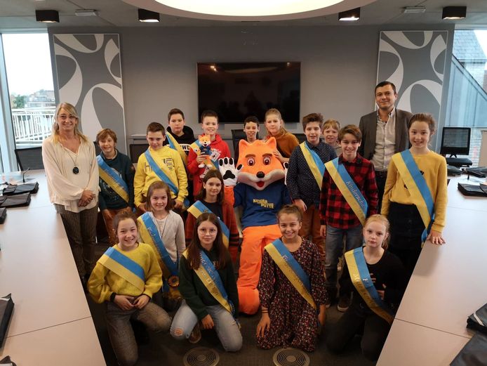 De kindergemeenteraad en schepenen De Bie en De Cuyper. Simon De Winter heeft de knuffel vast.