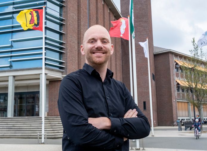 Sem Stroosnijder voor het Vlissingse stadhuis tijdens zijn laatste werkdag als wethouder.