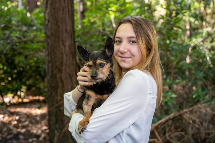De 19-jarige Oxana Roelands met haar hondje Sammy, die al 22 jaar en 9 maanden oud is