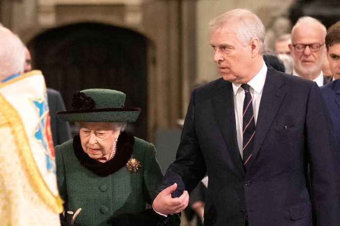 De Queen liep arm in arm met Andrew tijdens de herdenkingsdienst van prins Philip.