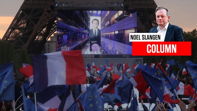 Parijzenaren steken Franse en Europese vlaggen omhoog aan de Eiffeltoren, waar de verkiezingsuitslag met de winst voor Macron geprojecteerd wordt.