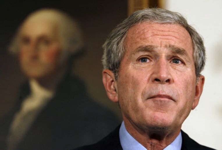 President George W. Bush, voor een schilderij van George Washington, tijdens een toespraak over het economisch noodplan. (REUTERS) Beeld 