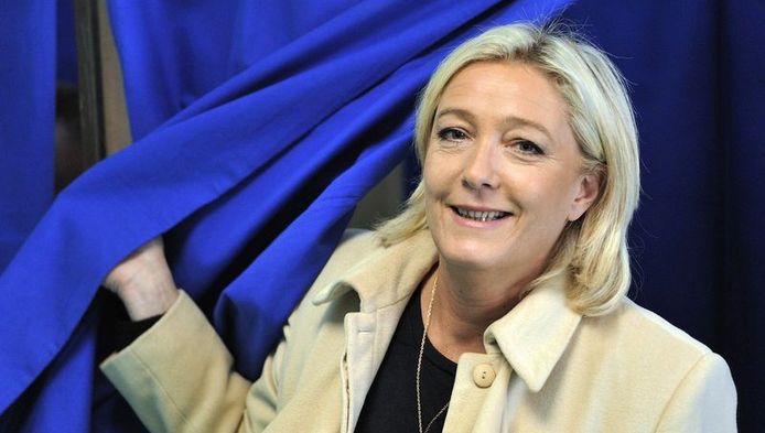 Marine Le Pen à la sortie de l'isoloir