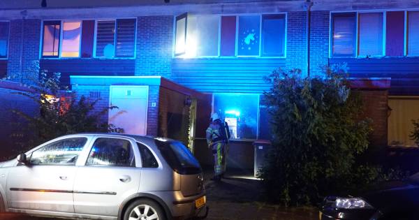 Alerte passant ziet ‘oranje gloed' achter voordeur en voorkomt grote brand in Deventer.