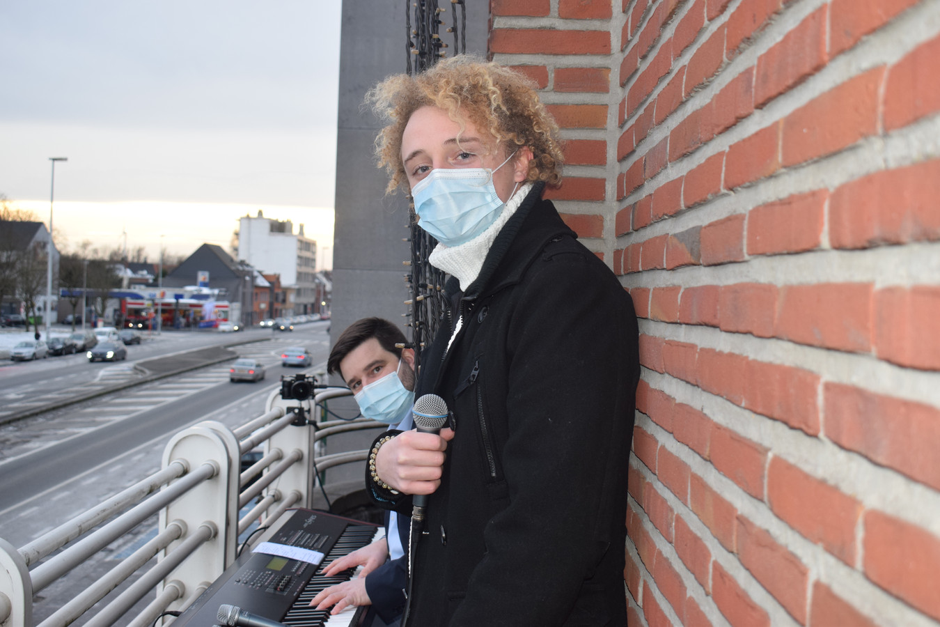 Brent Meuleman en Jens Dolleslagers brengen vanop balkon van