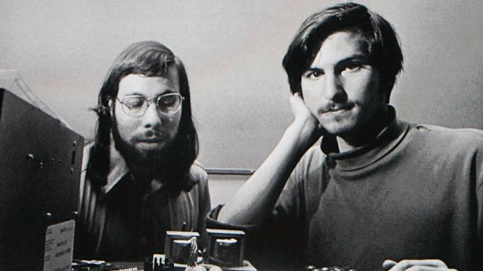 Steve Jobs (rechts) en Steve Wozniak (links) op archiefbeeld.