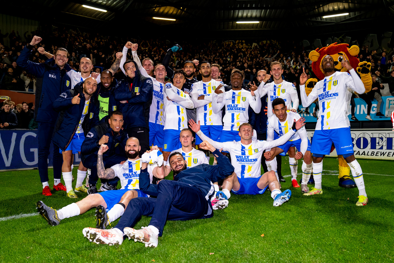 RKC viert de overwinning op Willem II met de supporters.