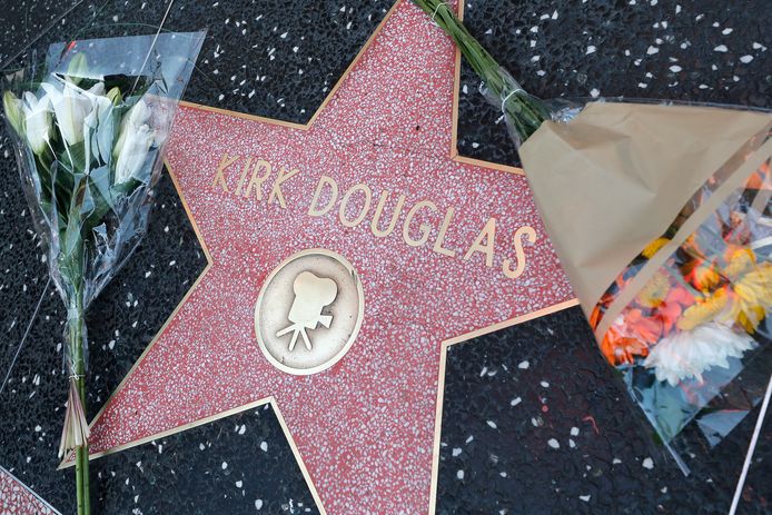 Het woensdag overleden Hollywoodicoon Kirk Douglas maakt zondag onderdeel uit van het In Memoriam-eerbetoon van de Oscars. Organisator The Academy laat aan Variety weten dat het segment eigenlijk al klaar was, maar opnieuw gemonteerd is om de Spartacus-acteur op te nemen.