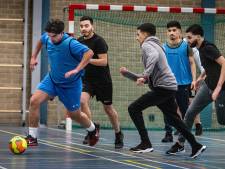 Na de iftar gaan honderden moslimjongeren 's nachts zaalvoetballen: ‘Noem het gekkenwerk’