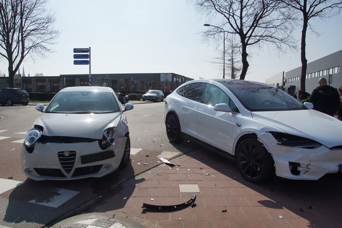 De twee auto's na het ongeval in Kaatsheuvel.