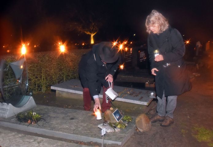 Tom en Jannie Stoorvogel plaatsen een lichtje op het graf van hun zoon.
