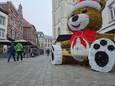 Er hangt nu al wat kerstsfeer in de straten dankzij de versiering in het straatbeeld. Zo staat deze reuzegrote teddybeer op de Grote Markt in Halle.