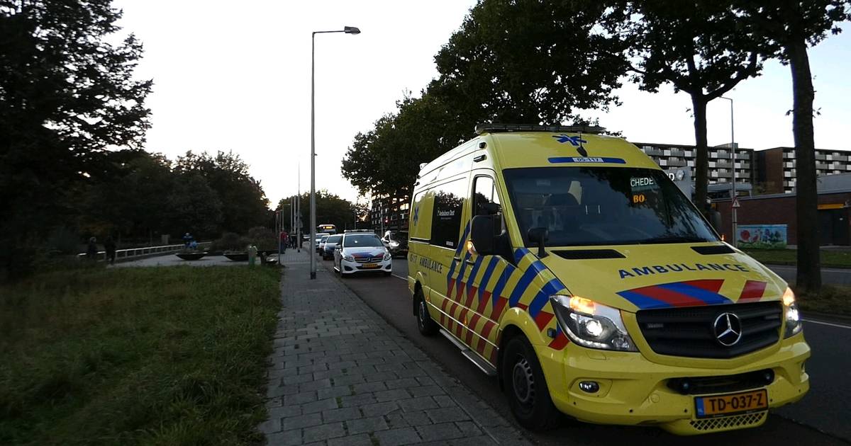 Scooterrijders op de vlucht na aanrijding met voetgangster in Enschede.