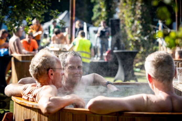 Samen in het bubbelbad, goed tegen spierpijn.