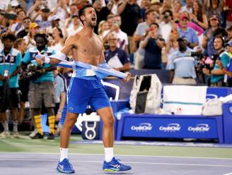 KIJK. En of het deugd deed: Novak Djokovic scheurt t-shirt aan flarden na revanche tegen Carlos Alcaraz
