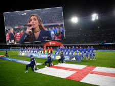 Italiaanse zangeres barst in huilen uit na ‘vermoorden’ van Engels volkslied voor EK-kwalificatieduel