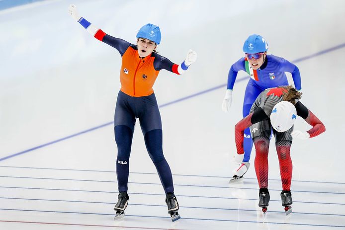 Irene Schouten komt als eerste over de finish.
