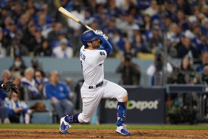Chris Taylor slaat zijn derde homerun in de zevende inning.