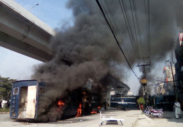 Begogers staken een gevangenisbus in brand Rawalpindi.