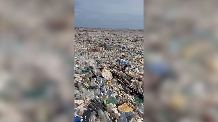 Dit strand ligt zo met plastic dat je niet meer zit | Instagram VTM NIEUWS |