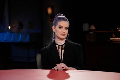 Kelly Osbourne opnieuw bijzonder open over haar alcoholverslaving: “Dronk op mijn eentje volledige flessen leeg”