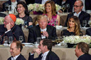 Oktober 2016: Donald Trump, Melania Trump en anderen luisteren naar Hillary Clinton in New York. Trump drinkt zijn favoriete drankje.