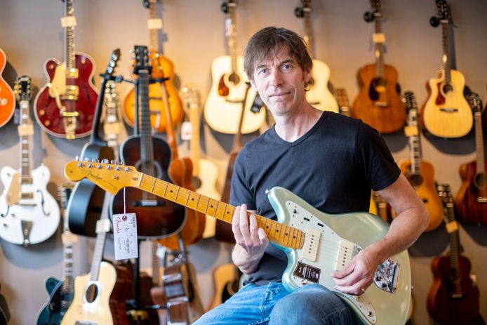 verstoring Grens ei BIJZONDERE BEROEPEN. Patrick heeft met Lefty Guitars unieke zaak in de  Benelux: “Linkshandige gitaristen komen vanuit Frankrijk en Nederland naar  mijn shop” | Bijzondere beroepen in de provincie Antwerpen | hln.be