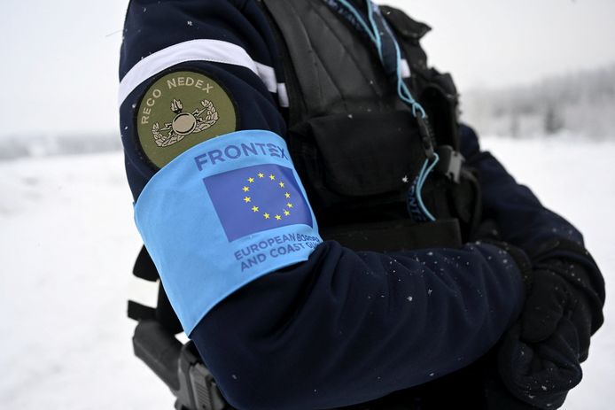 Un agent de Frontex à la frontière finlandaise.