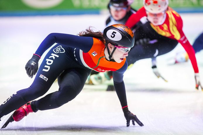 Suzanne Schulting tijdens de 1500 meter heats op het WK shorttrack schaatsen in Ahoy (2017).