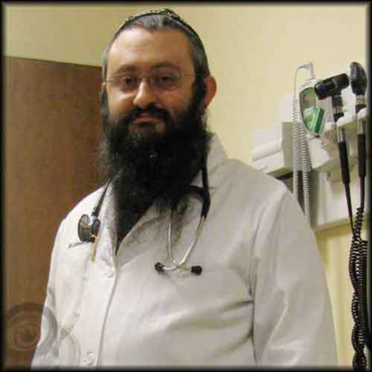 Dorpsdokter Vladimir Zelenko. Beeld  