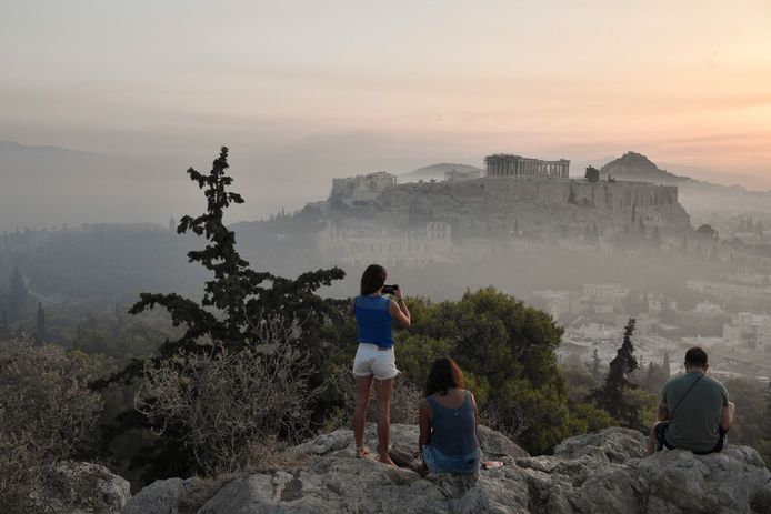 Toeristen bewonderen de Acropolis in Athene.