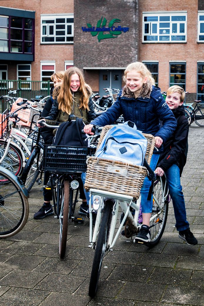 Het verkeerspanel verlaat het schoolplein. Vlnr de brugklassers Ischa Politoff (13, uit Uithoorn), Lisa Nieuwkoop (12, uit Mijdrecht), Julie ten Haaf (13, uit Mijdrecht) en Anco Baas (12, uit Uithoorn).