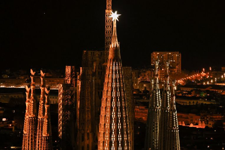 De lichtgevende ster wordt verlicht op een toren van de Sagrada Familia in Barcelona. Beeld REUTERS/Nacho Doce