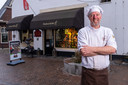 Jeroen Kikkert voor zijn Bonbon Atelier A3 in Hattem. Zelf woont hij in Nijeveen. Daar had hij eerst ook een chocoladewinkel, maar nu ligt het ‘chocolade-hart’ van Jeroen en Agnes Rikkert in Hattem. ,,Twee winkels werd ons toch wat te veel.”