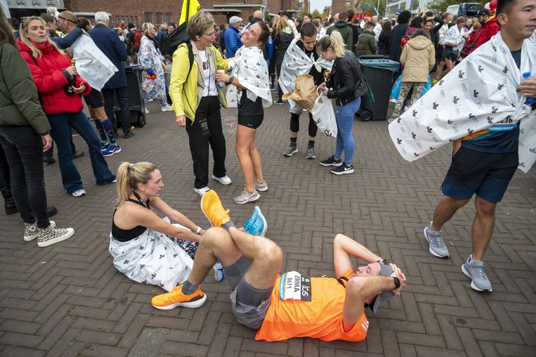 Deelnemers na afloop van de Amsterdam Marathon in 2021.  Beeld Evert Elzinga, ANP