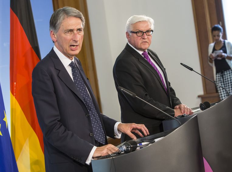 De Britse buitenlandminister Philip Hammond (links) en zijn Duitse ambtsgenoot Frank-Walter Steinmeier (rechts). Beeld GETTY