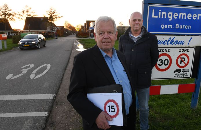 Hans Kruiper en Simon Snip (links) willen dat de maximumsnelheid in Lingemeer omlaag gaat.