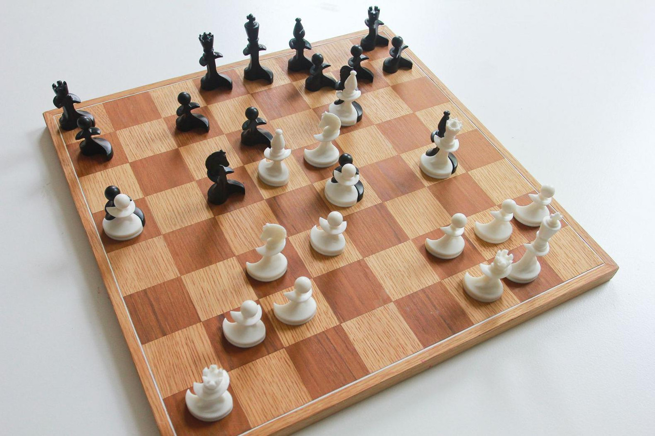 Uitgebreid getuige binding Haagse kunstenaar verzint nieuw schaakspel | Foto | AD.nl