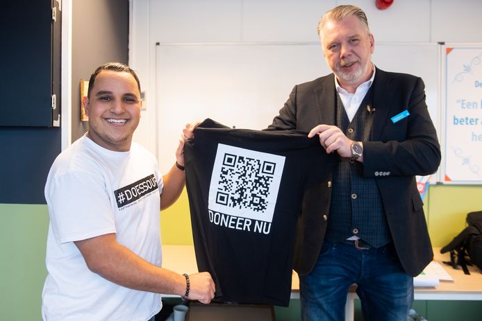 Er komt een fonds voor Soufiane Elazizi. Samen met André Boersma van Albert Heijn toont hij een shirt met de QR-code om te kunnen doneren.