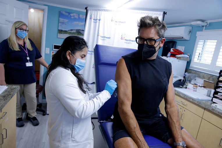 Een man krijgt een vaccinatie tegen apenpokken in New York.  Beeld REUTERS