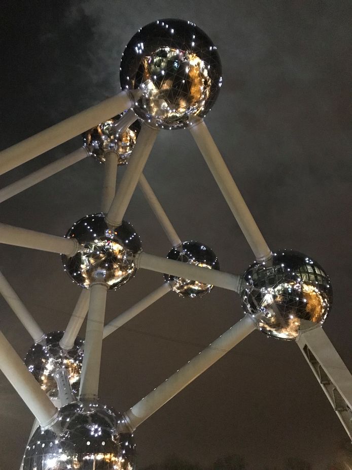 Het Atomium op oudejaarsavond, voor het afsteken van het vuurwerk.