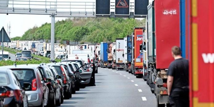 In veel ons omringende landen moet een reddingsbaan worden vrijgehouden wanneer er een file ontstaat.