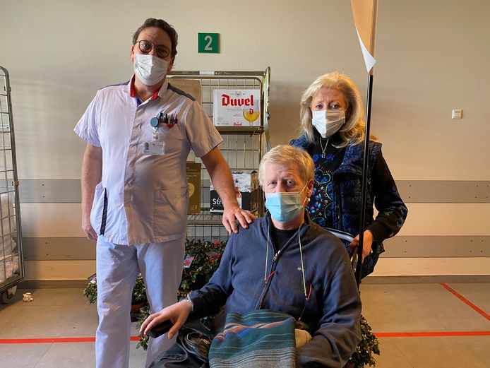 Gentse cafébazin Christel mag haar broer na drie maanden ziekenhuis door corona meenemen naar