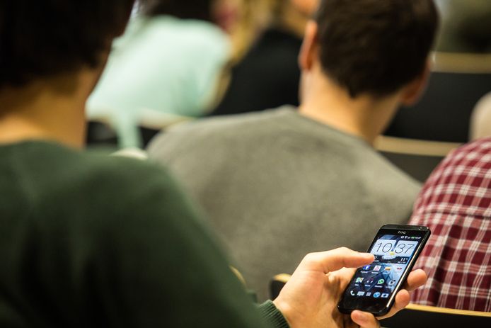 Ook studenten grijpen tijdens de les massaal naar hun smartphone.