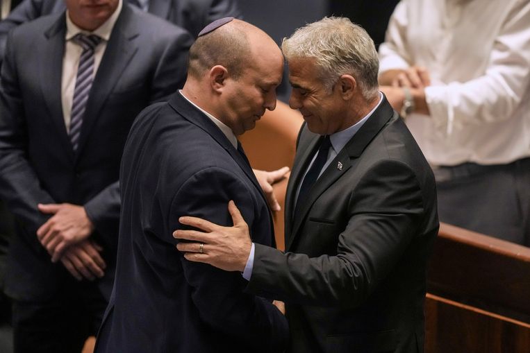 De Israëlische premier Naftali Bennett (l.) en buitenlandminister Yair Lapid op 30 juni na de stemming in de Knesset om het parlement te ontbinden. Op 1 november zijn er nieuwe verkiezingen. Beeld AP
