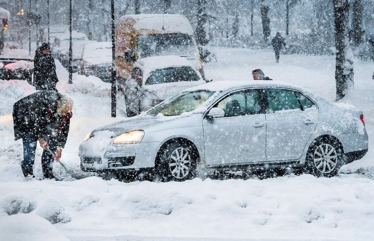 Verkeerschaos in Stockholm na een zware sneeuwstorm, vorige week. Beeld REUTERS