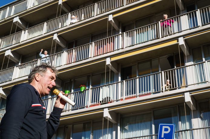 Drie volkszangers uit het Westland, Ronnie Ronaldo (foto), John Dame en Mark Verkade, zingen voor de bewoners van verpleeghuis Wijndaelercentrum in de Haagse wijk Loosduinen.
